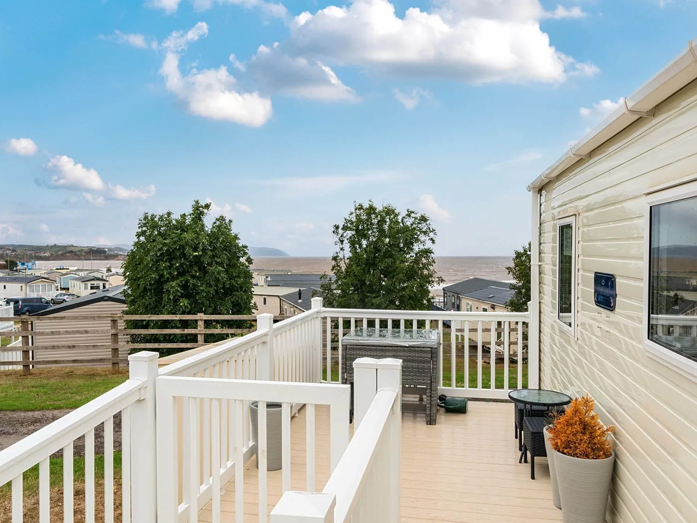 Cozy Pet Friendly Caravan with Seaviews