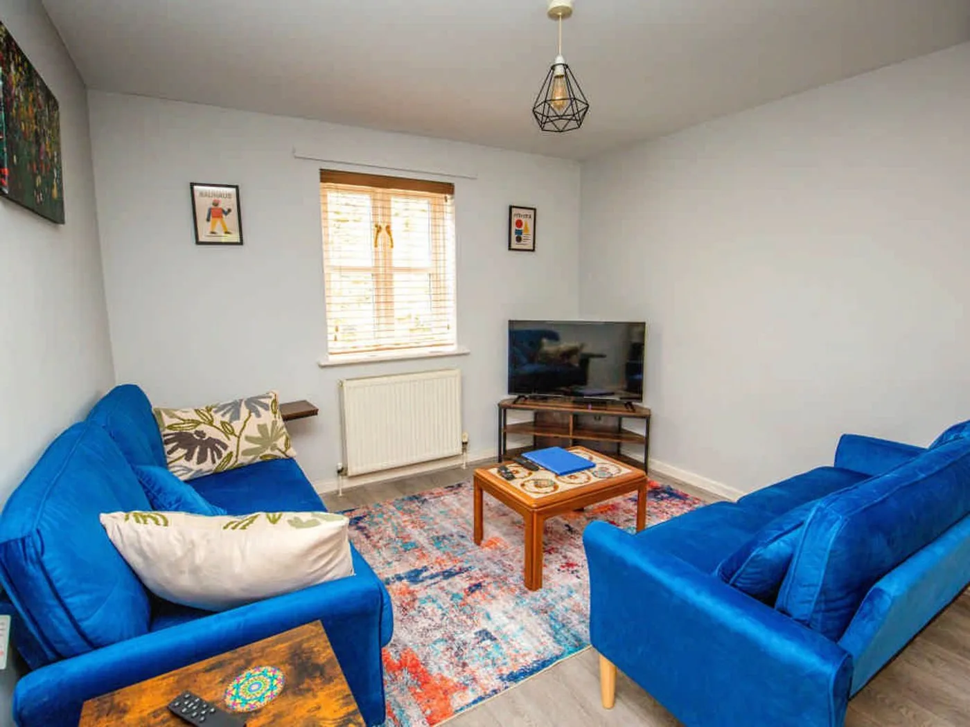 House Sleeps 4 with Parking and Garden