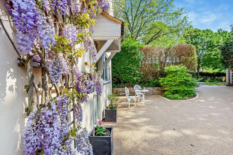 Larchmont Lodge